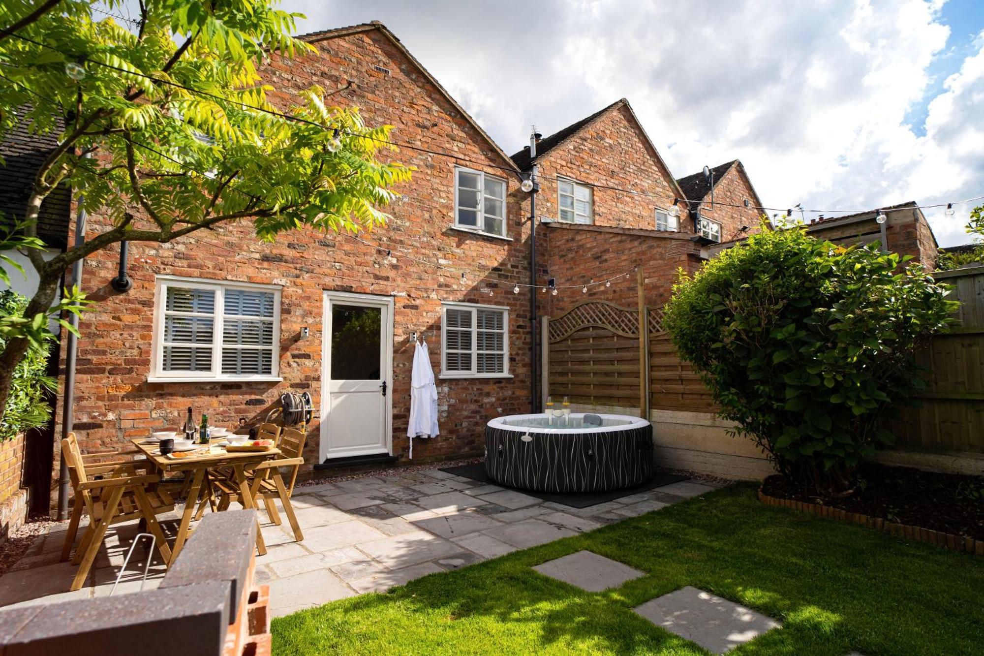 Stylish 2 Bedroom With Hot Tub And Parking Holiday home Bewdley