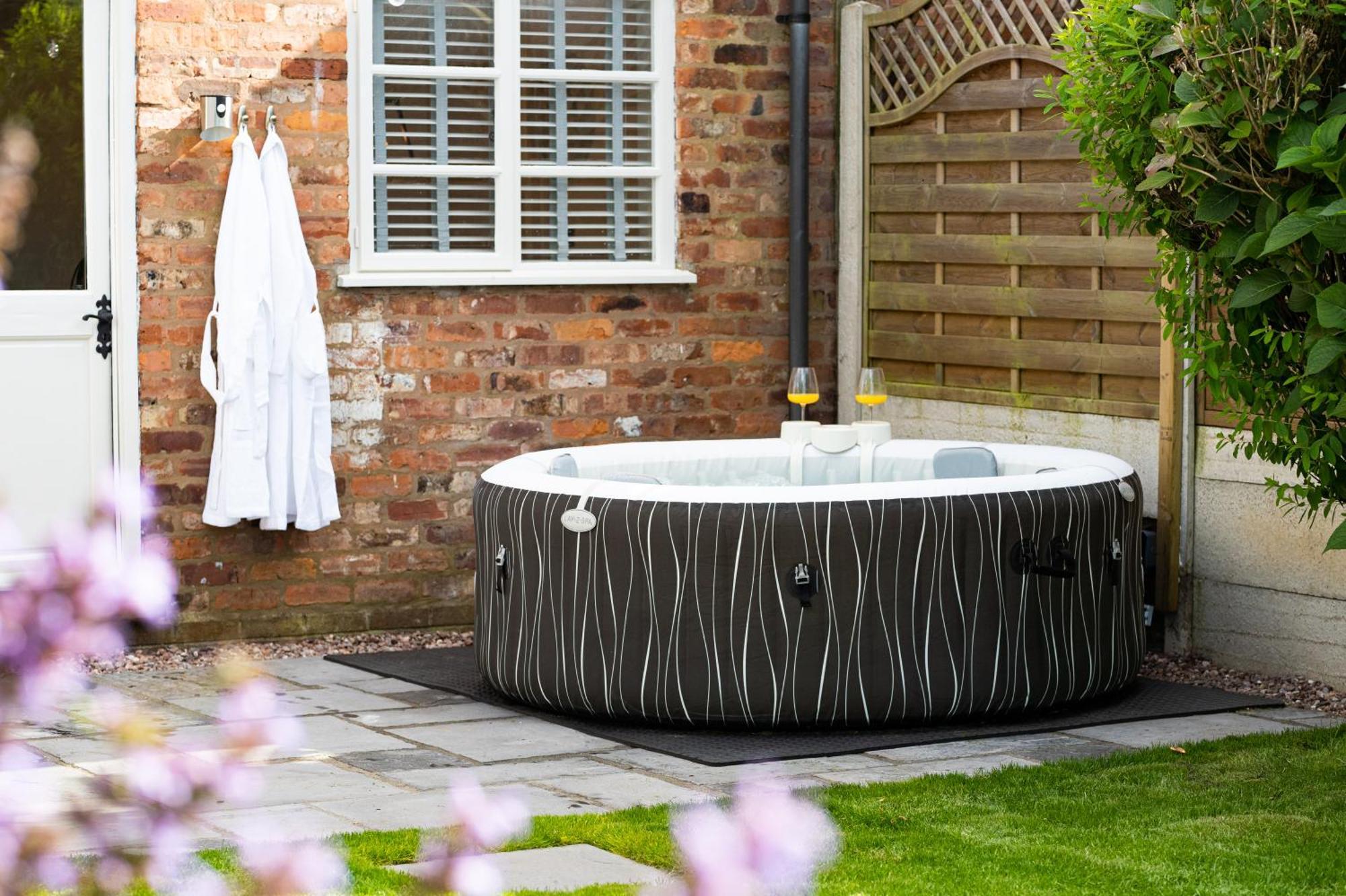 Stylish 2 Bedroom With Hot Tub And Parking Holiday home *