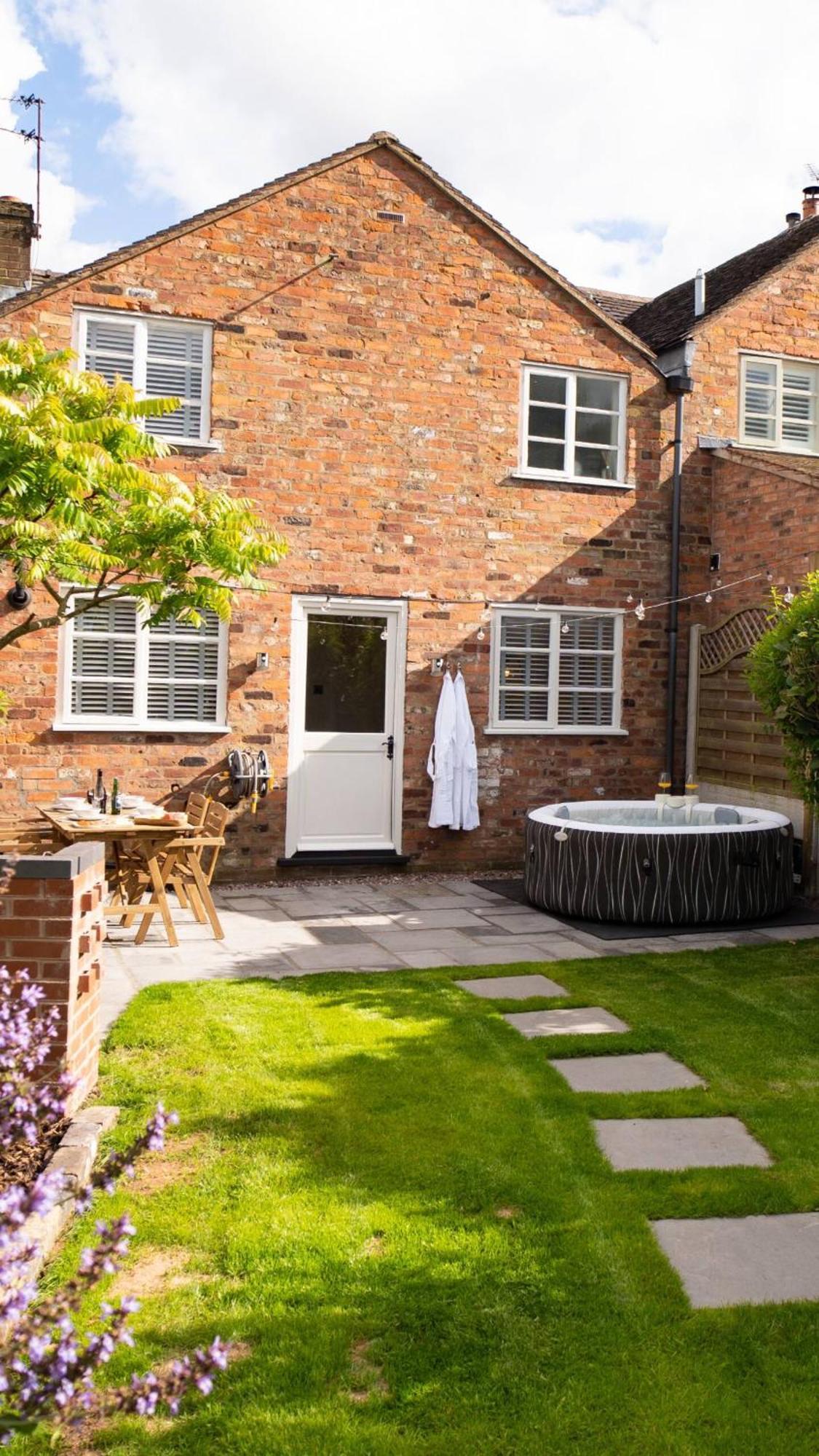Stylish 2 Bedroom With Hot Tub And Parking