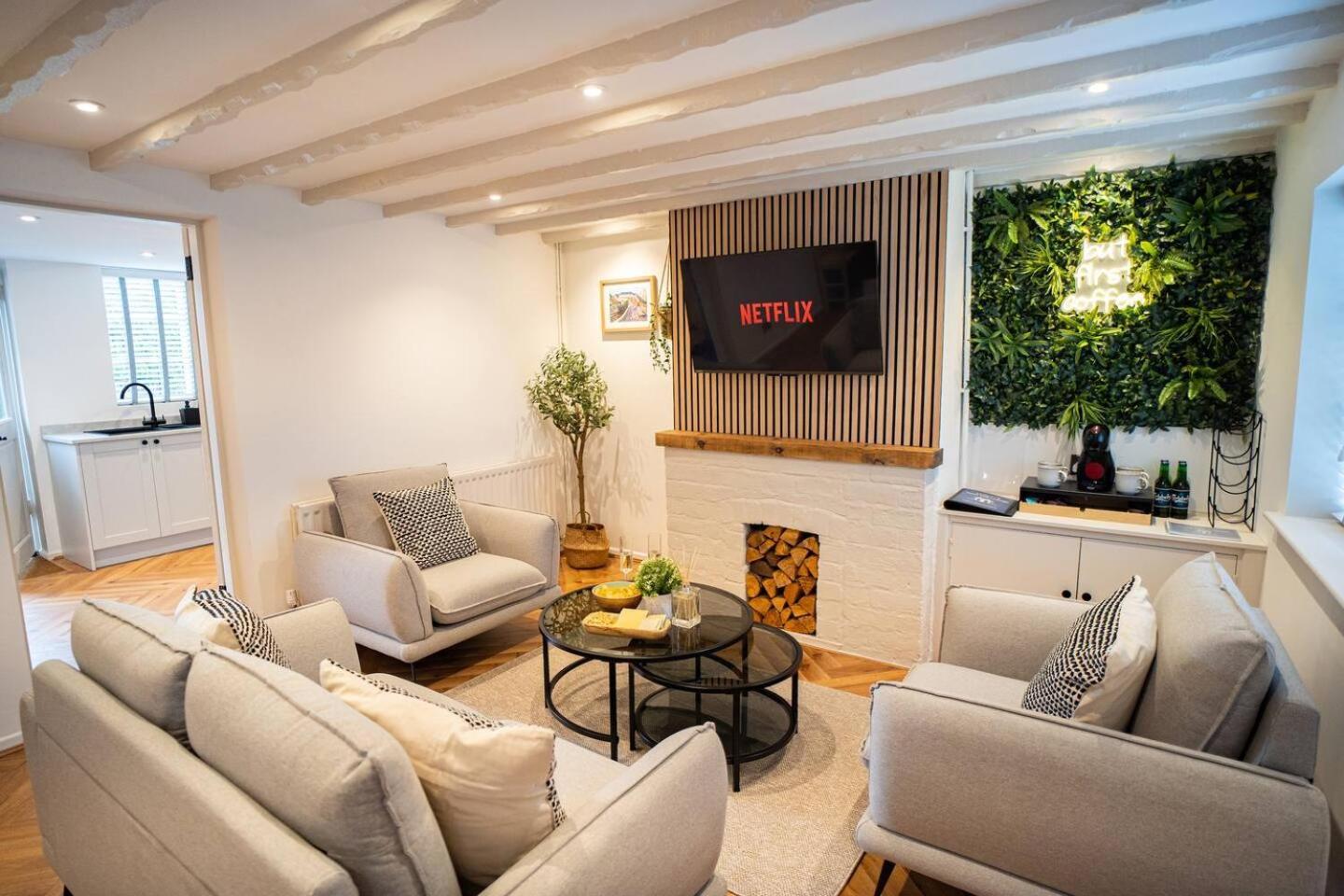 Stylish 2 Bedroom With Hot Tub And Parking *