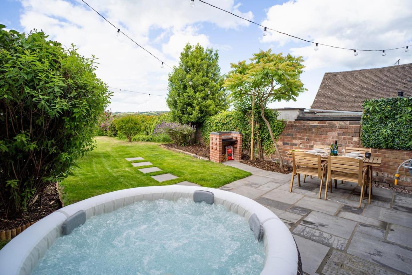 Stylish 2 Bedroom With Hot Tub And Parking Holiday home *
